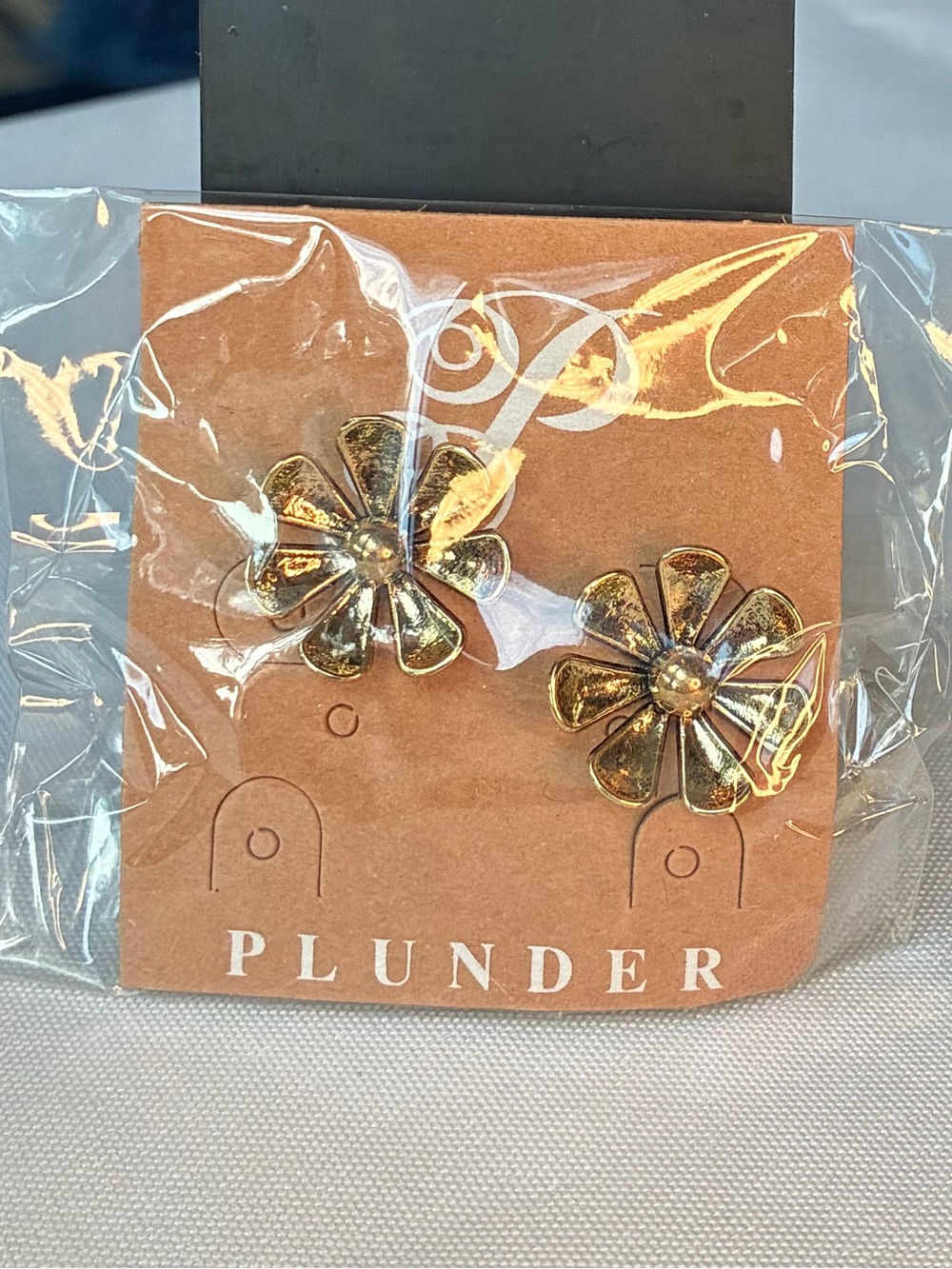 NIP Plunder Design Antique Gold Daisy Flower Stud Earrings - Picture 2 of 5